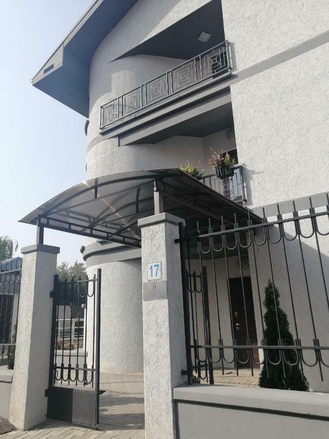 Irbis Inn Almaty Bagian luar foto